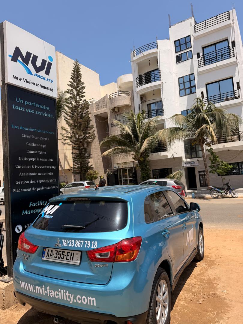 Équipe NVI Facility avec un client